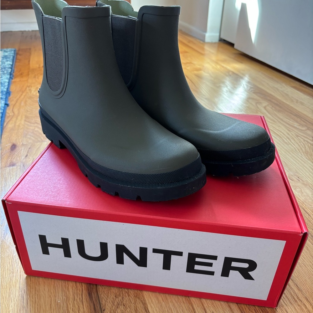 Hunter Short Rain Boots in Olive with Black Trim